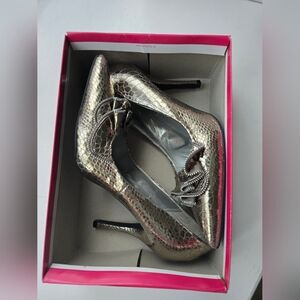Carolyn Size 9 Gold Pumps